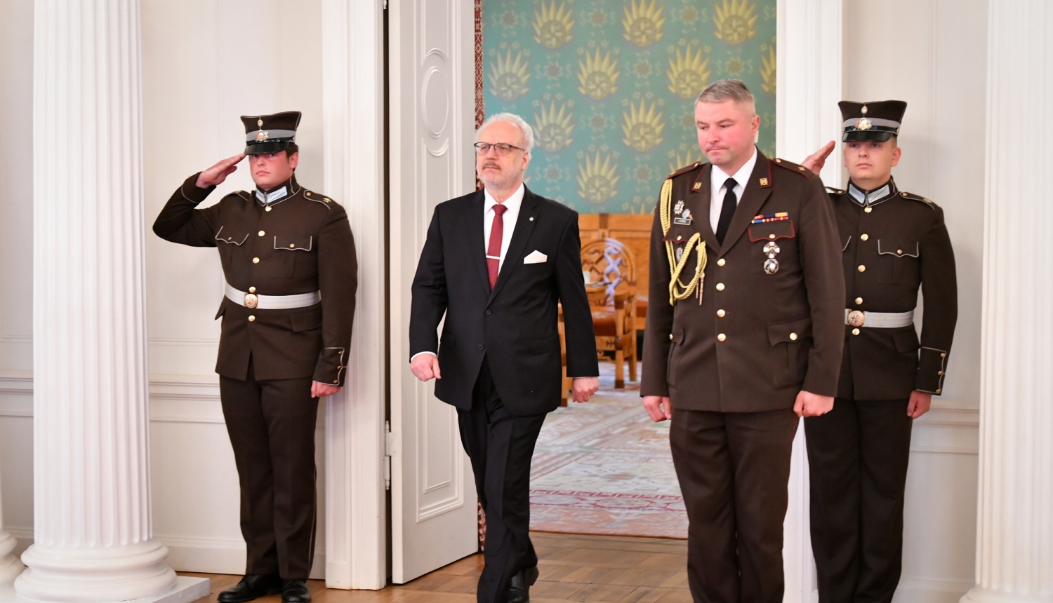 Valsts prezidents Egils Levits un godasardze ar adjutantu