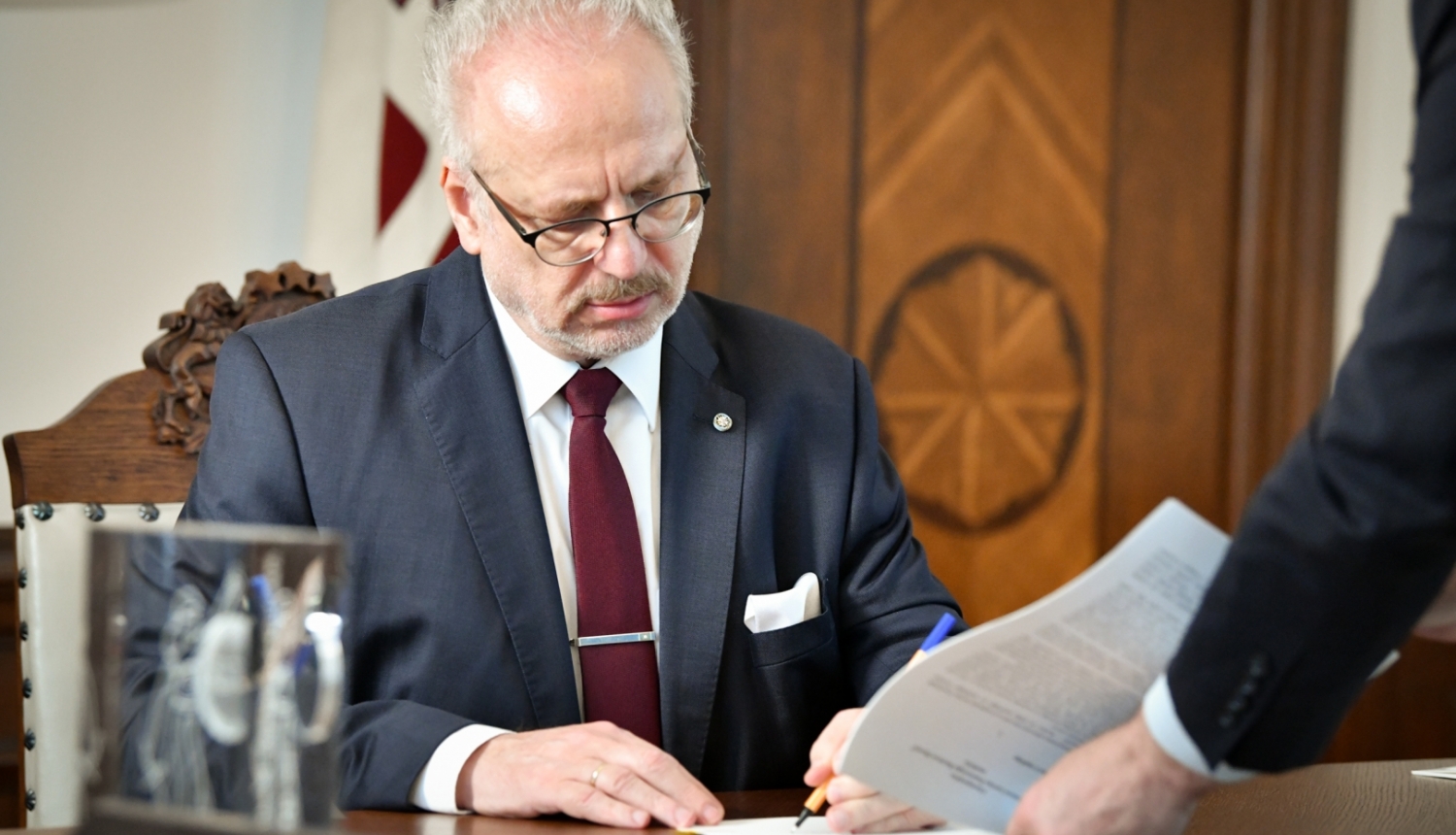 Valsts prezidents paraksta grozījumus Latvijas Pareizticīgās Baznīcas likumā 2022. gada 5. septembrī