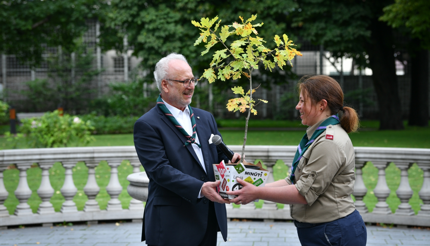 Valsts prezidents Egils Levits nodod Laimes koku Latvijas skautu un gaidu centrālās organizācijas vadītājai Agnijai Jansonei