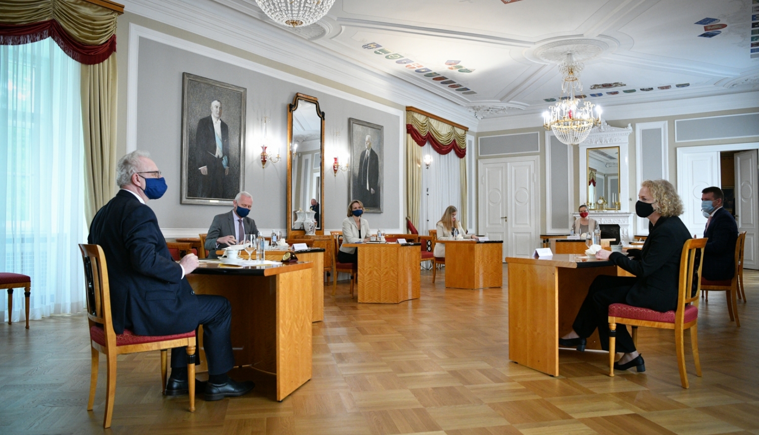 Sarunas dalībnieki Rīgas pils Ģerboņu zālē