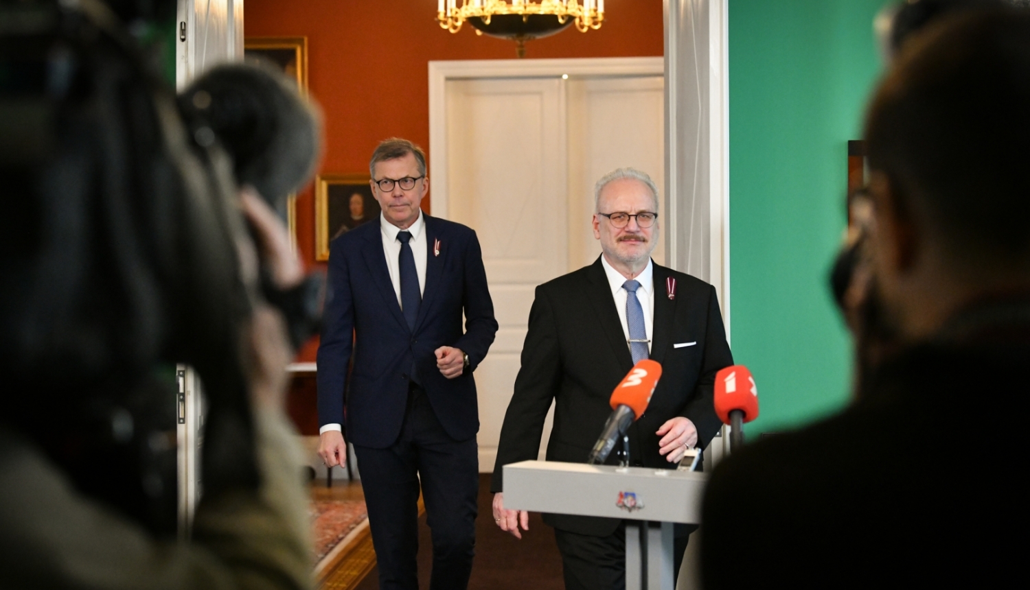 Valsts prezidents Egils Levits šodien tikās ar politiskās apvienības “Apvienotais saraksts” pārstāvjiem. Nosūtām Valsts prezidenta Egila Levita sniegto komentāru pēc tikšanās.   “Šodien mēs ar “Apvienotais saraksts” pārstāvjiem pārrunājām valdības veidošanas gaitu. Jāsaka, ka situācija ir laba.  Visas puses izsaka savu gatavību sarunas turpināt, lai varētu sagatavot valdības deklarāciju, kurā būtu paredzēti uzdevumi nākamajai valdībai. Jau vakar minēju, ka velētos jau nākamnedēļ no Kariņa kunga saņemt pirmo