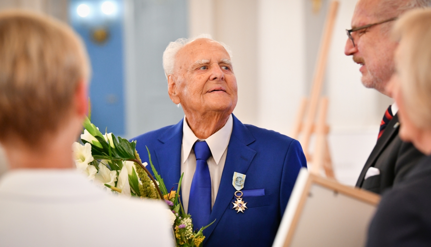 Valsts prezidents Egils Levits pasniedz Cildinājuma rakstu Dailes teātra aktierim Gunāram Placēnam 2022. gada 31. augustā 