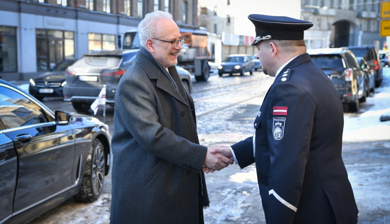 Valsts prezidents Egils Levits sarokojas ar Valsts policijas priekšnieku Armandu Ruku