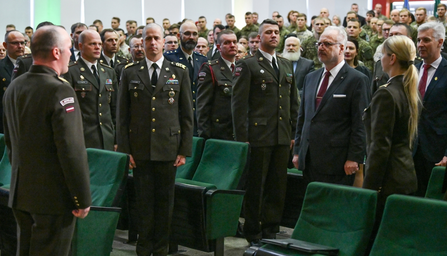 Valsts prezidents Egils Levits piedalās Nacionālo bruņoto spēku Sakaru skolas karoga svinīgās pasniegšanas ceremonijā 2022. gada 27. oktobrī