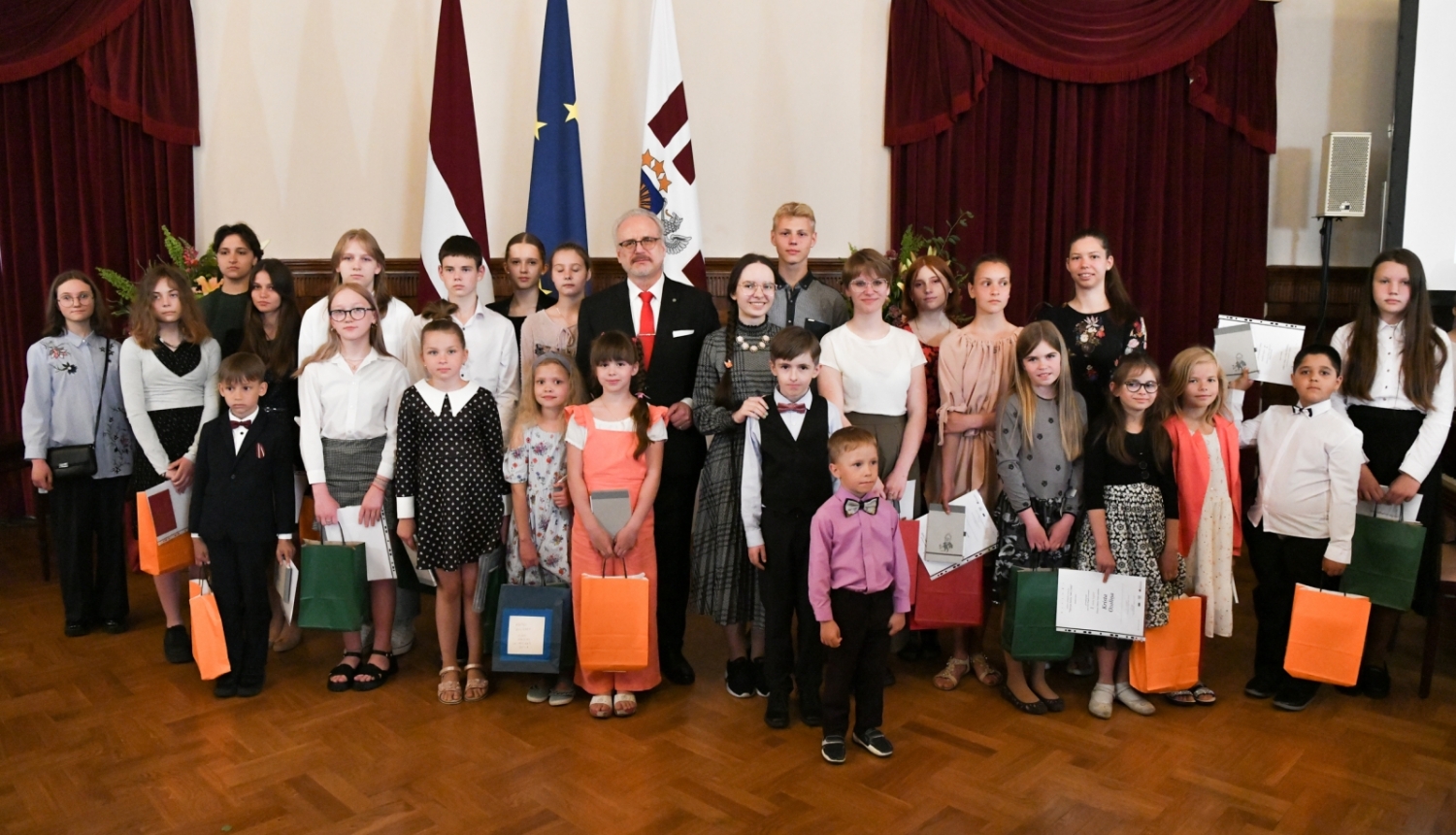 14.06.2023. Valsts prezidents Egils Levits tiekas ar politiski represētajiem un skolēnu konkursa "Sibīrijas bērni" dalībniekiem Rīgas pils Svētku zālē