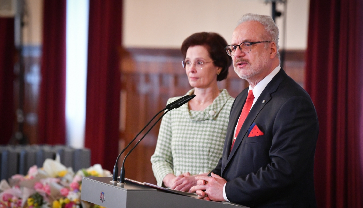 Valsts prezidents Egils Levits un Andra Levite Svētku zālē uzrunā akcijas "Meklējam sirdsmāsu" dalībnieces - medicīnas māsas - un akcijas atbalstītājus. 27.03.2023.