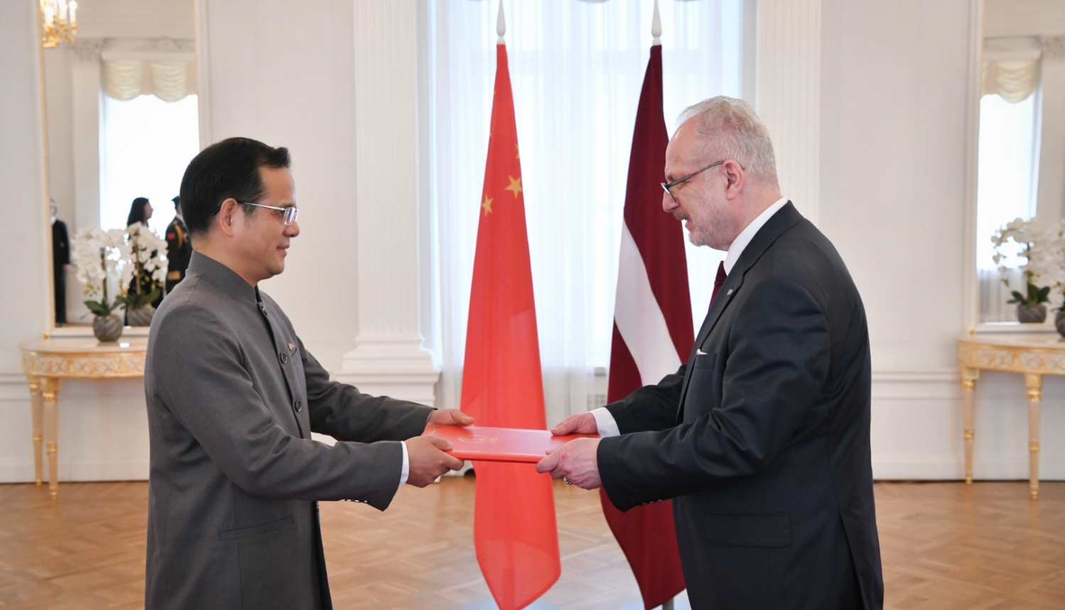 Valsts prezidents Egils Levits svinīgā ceremonijā akreditē Ķīnas Tautas Republikas vēstnieku Latvijā Tanu Sungeņu (H.E. Mr Tang Songgen)