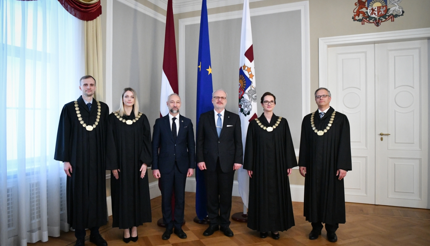 31.10.2022. Rīgas pilī tiesneša zvērestu (svinīgo solījumu) Valsts prezidentam Egilam Levitam dod rajona (pilsētas) tiesu tiesneši Miks Čevers, Guntis Lauskis, Laura Smukule un Ilona Sabīne Sviķe. Foto autors: Ilmārs Znotiņš, Valsts prezidenta kanceleja.
