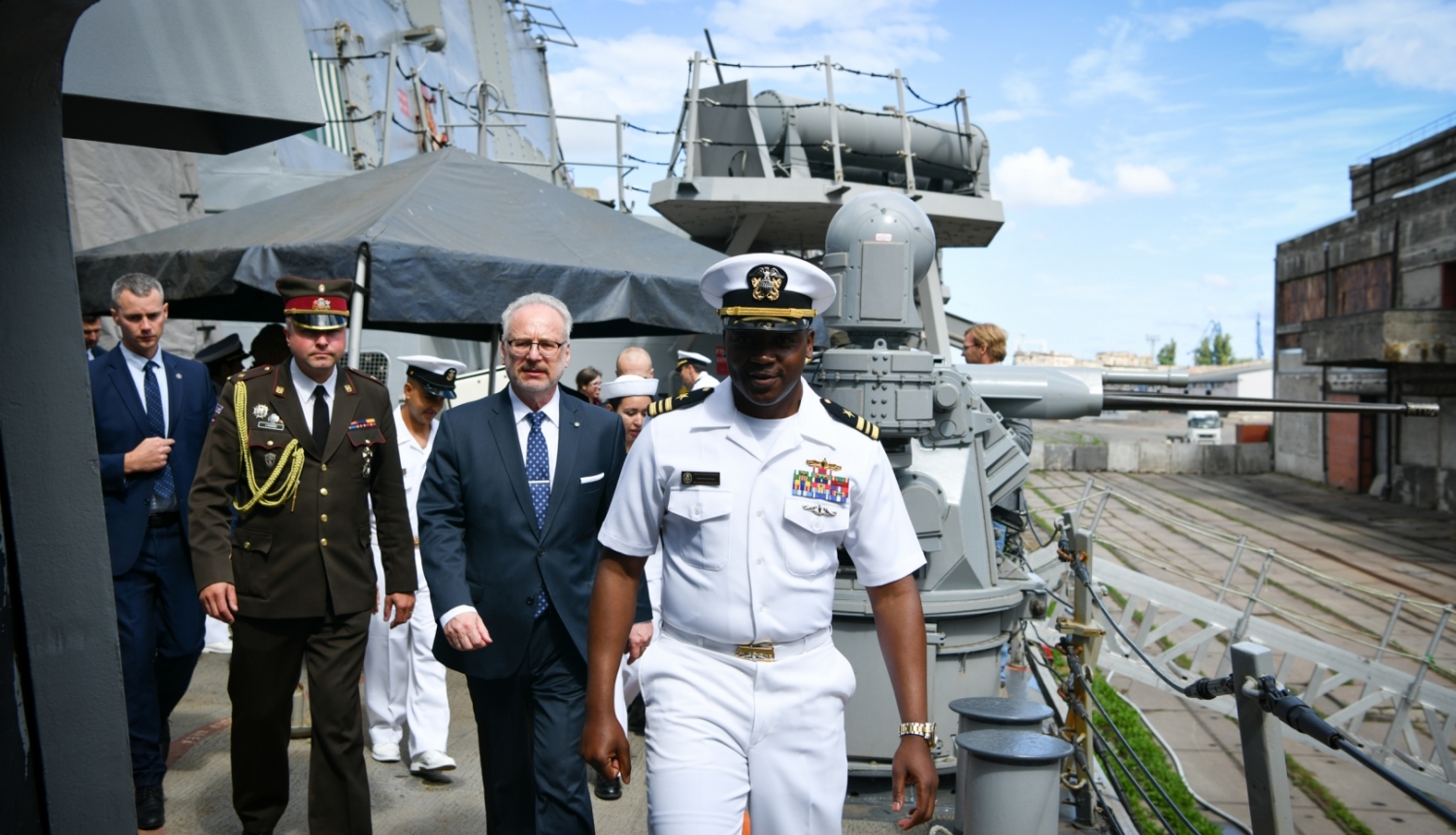 Valsts prezidents Egils Levits apmeklē ASV Jūras spēku 6. flotes kuģi iznīcinātāju “USS Arleigh Burke” 