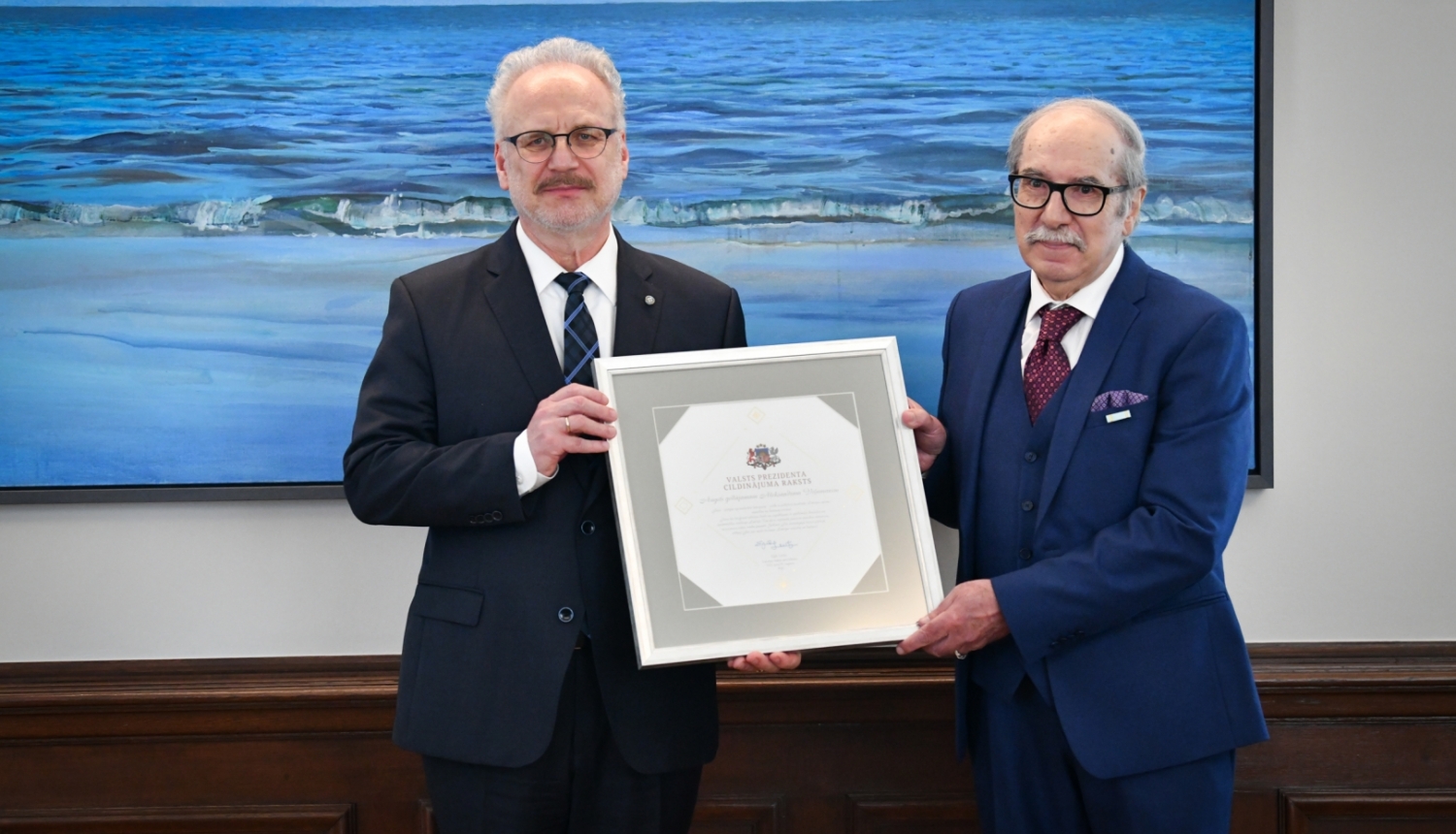 Valsts prezidents Egils Levits pasniedz Cildinājuma rakstu diriģentam Aleksandram Viļumanim