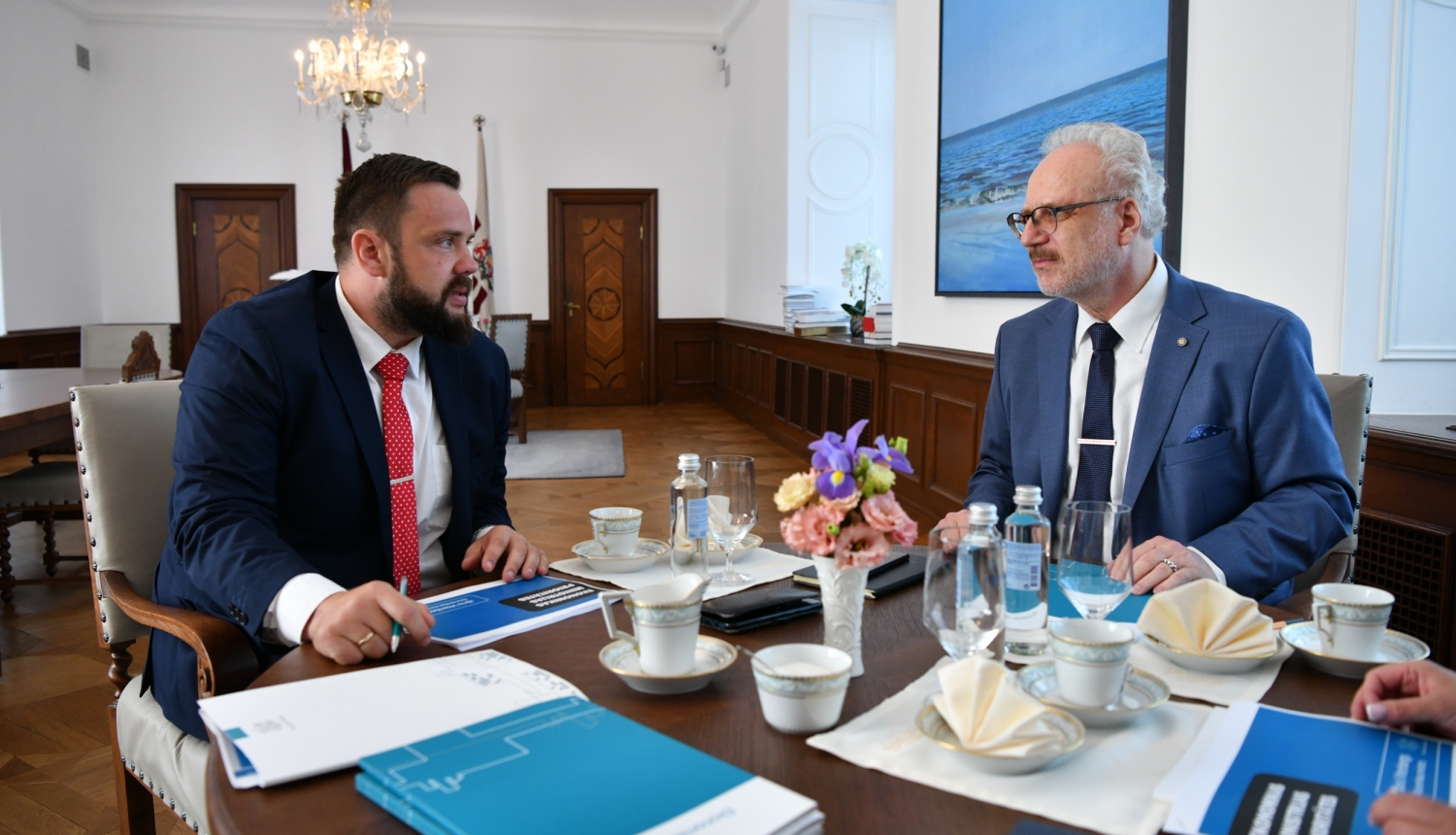 Valsts prezidents Egils Levits un ekonomikas ministrs Jānis Vitenbergs diskutē pie galda
