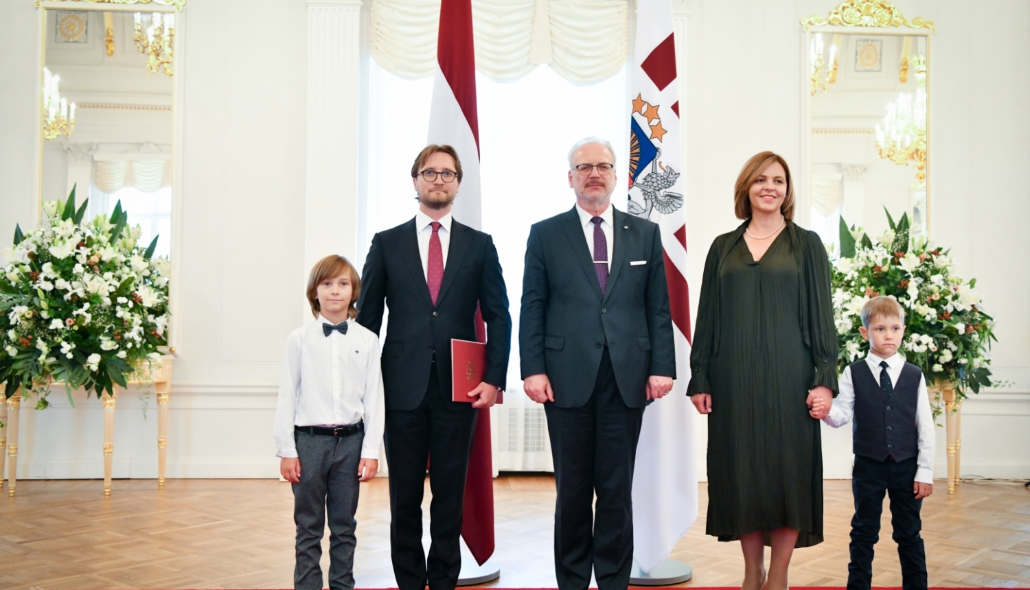 Valsts prezidents Egils Levits pasniedz akreditācijas vēstuli Latvijas Republikas ārkārtējam un pilnvarotajam vēstniekam Japānā Zigmāram Zilgalvim