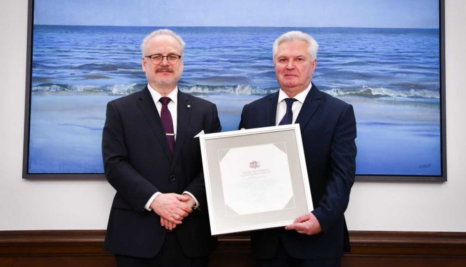 Valsts prezidents pasniedz Cildinājuma rakstu Aldim Stienim