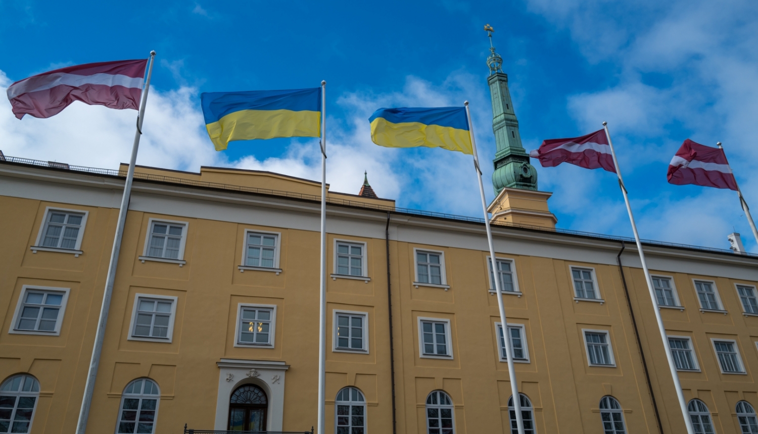 Foto ar Latvijas un Ukrainas karogiem