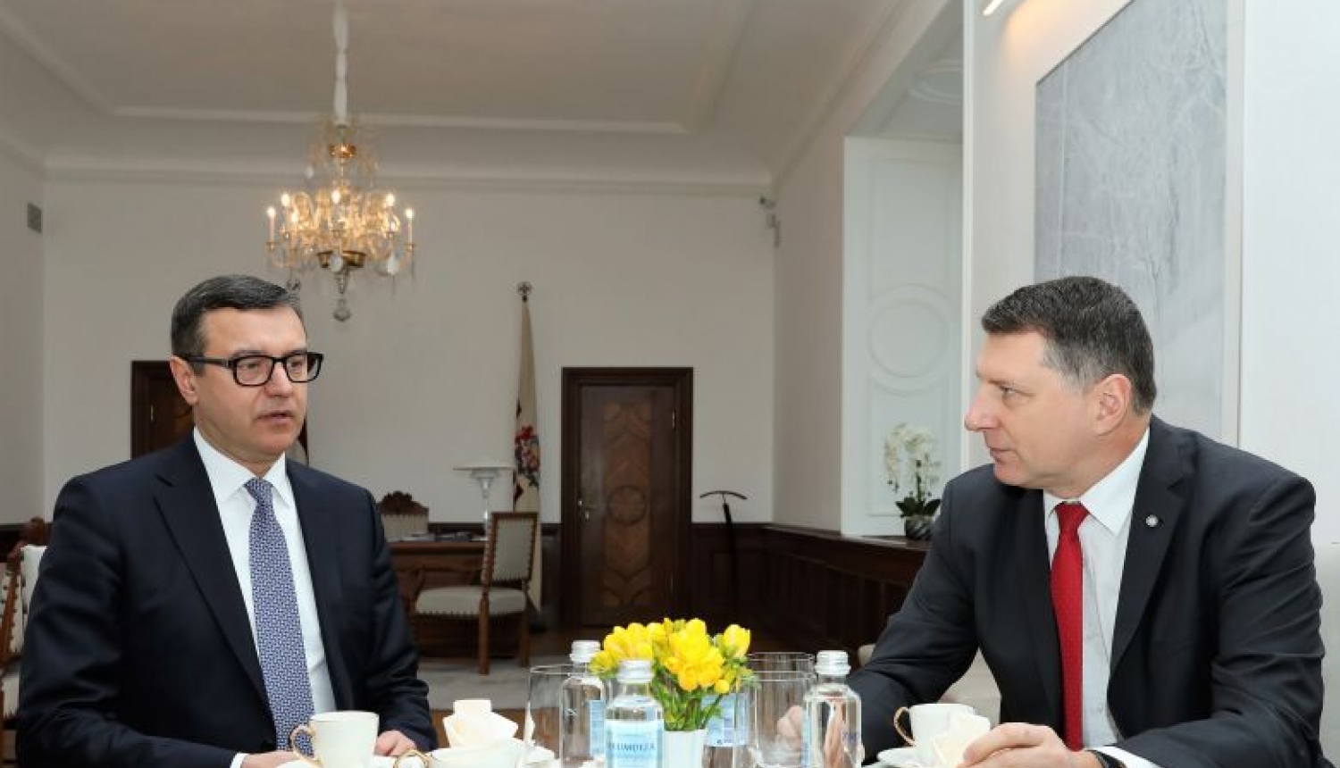 Valsts prezidents Raimonds Vējonis tiekas ar finanšu ministru Jāni Reiru