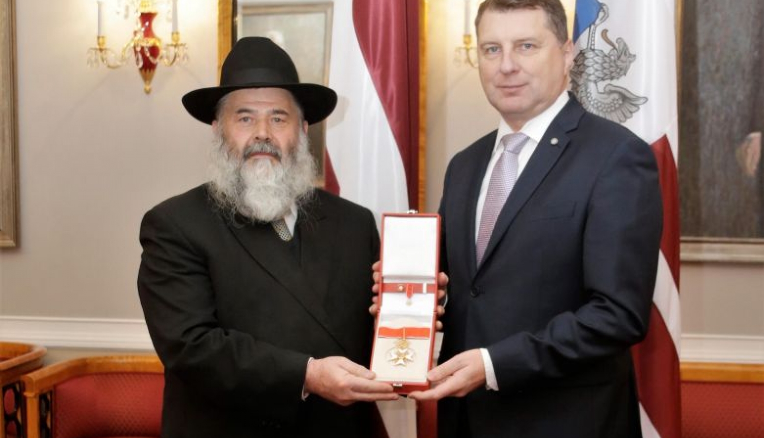 Valsts prezidents pasniedz augstāko valsts apbalvojumu Rabīnam Dr.Menahemam Barkahanam Valsts prezidents pasniedz augstāko valsts apbalvojumu Rabīnam Dr.Menahemam Barkahanam