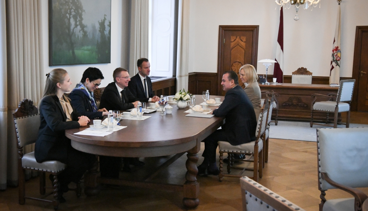 Sarunas dalībnieki ar galdu Valsts prezidenta kabinetā