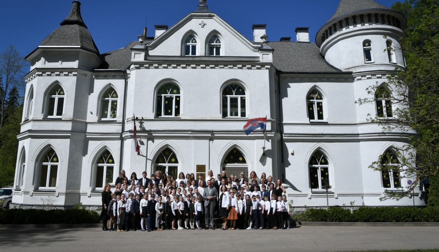 Valsts prezidents Edgars Rinkēvičs apmeklēja Baldones sākumskolu Latvijas Republikas neatkarības atjaunošanas 34. gadadienas ieskaņas pasākumā.