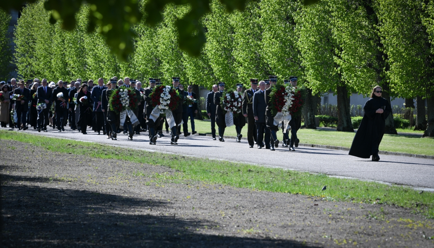 08.05.2024. Valsts prezidenta Edgara Rinkēviča dalība svinīgajā ziedu un vainagu nolikšanas ceremonijā Rīgas Brāļu kapos, godinot Nacisma sagrāves un Otrā pasaules kara upuru piemiņu