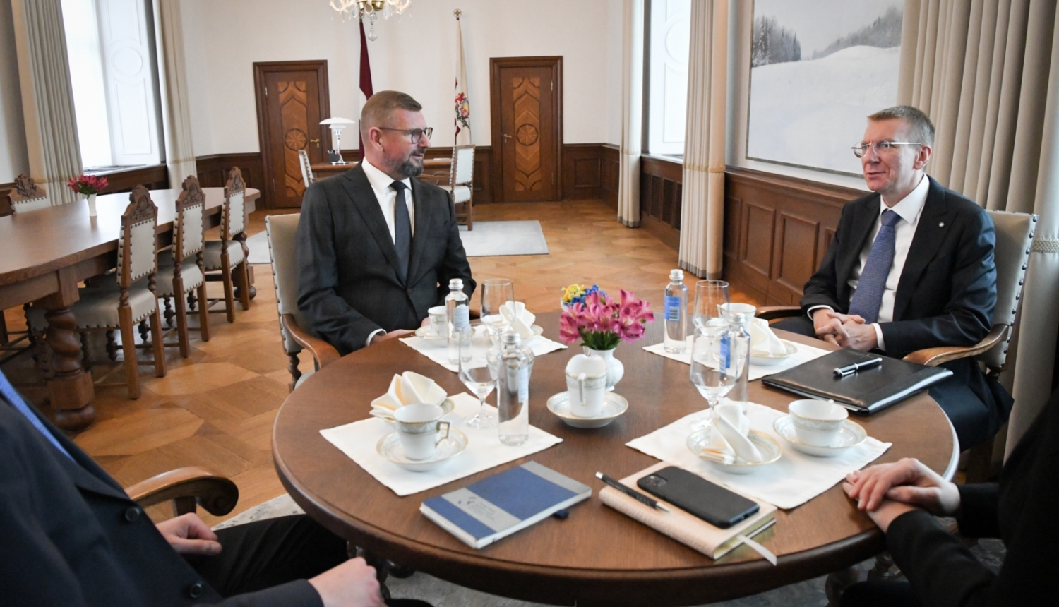 Sarunas dalībnieki ar galdu Valsts prezidenta kabinetā