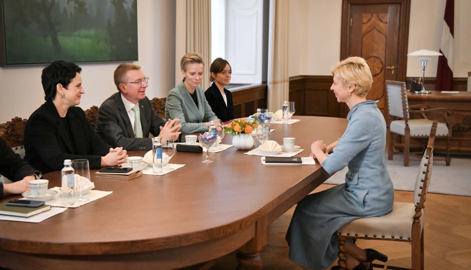Sarunas dalībnieki ar galdu Valsts prezidenta kabinetā