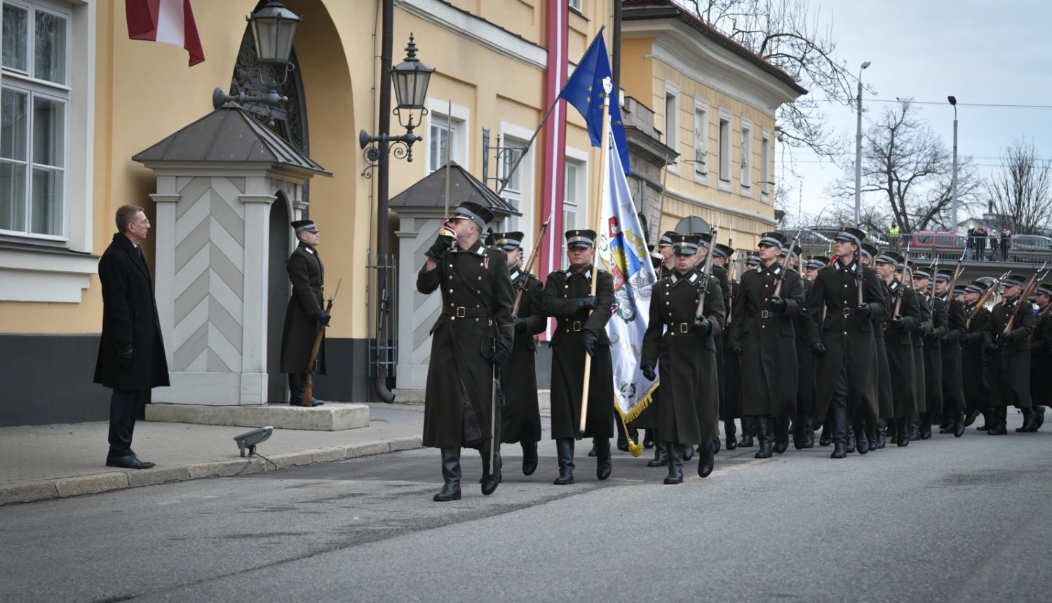 11.11.2023. Valsts prezidenta Edgara Rinkēviča dalība Nacionālo bruņoto spēku svinīgās Godasardzes maiņas ceremonijā pie Rīgas pils