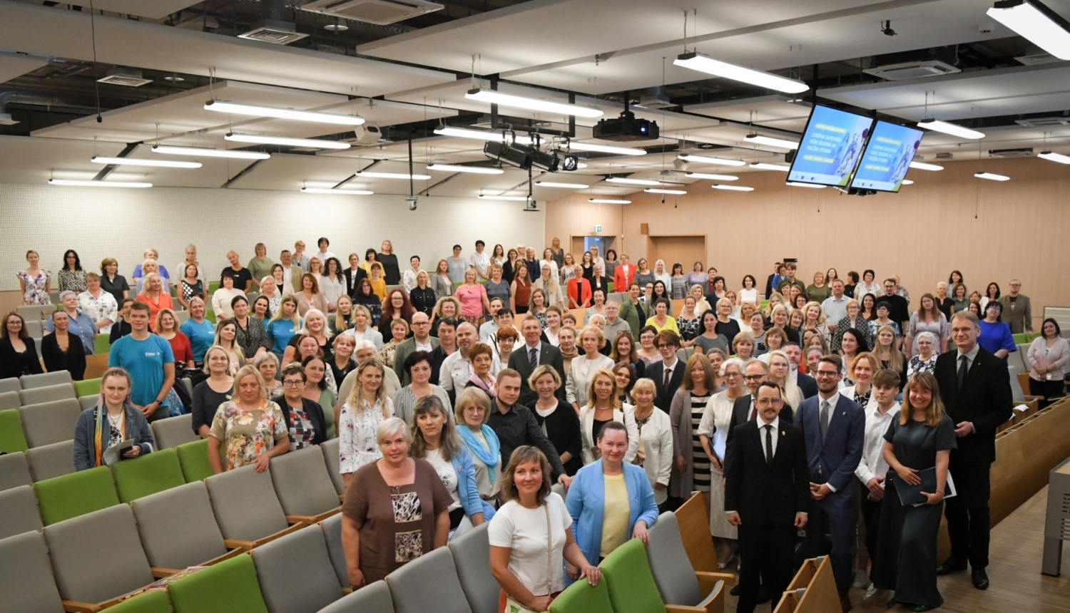 Valsts prezidents Edgars Rinkēvičs kopbildē ar konferences klausītājiem