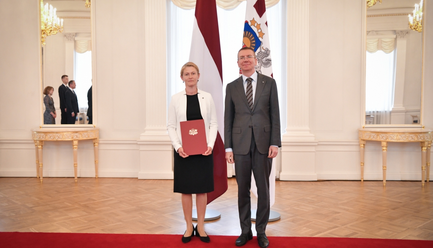 27.07.2023. Valsts prezidents Edgars Rinkēvičs pasniedz akreditācijas vēstuli Latvijas Republikas ārkārtējai un pilnvarotajai vēstniecei pastāvīgajā pārstāvniecībā Apvienoto Nāciju Organizācijā Ņujorkā Sanitai Pavļutai-Deslandes.