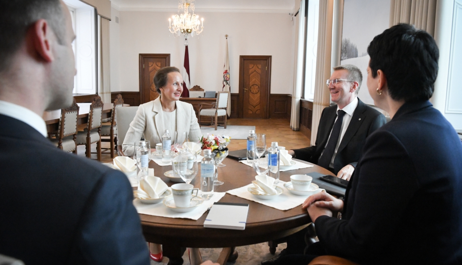 18.07.2023. Valsts prezidents Edgars Rinkēvičs tiekas ar veselības ministri Līgu Meņģelsoni savā kabinetā pie apaļā galda. Sarunā piedalās padomnieks komunikācijas jautājumos Mārtiņš Drēģeris un Valsts prezidenta kancelejas vadītāja Gunda Reire. 