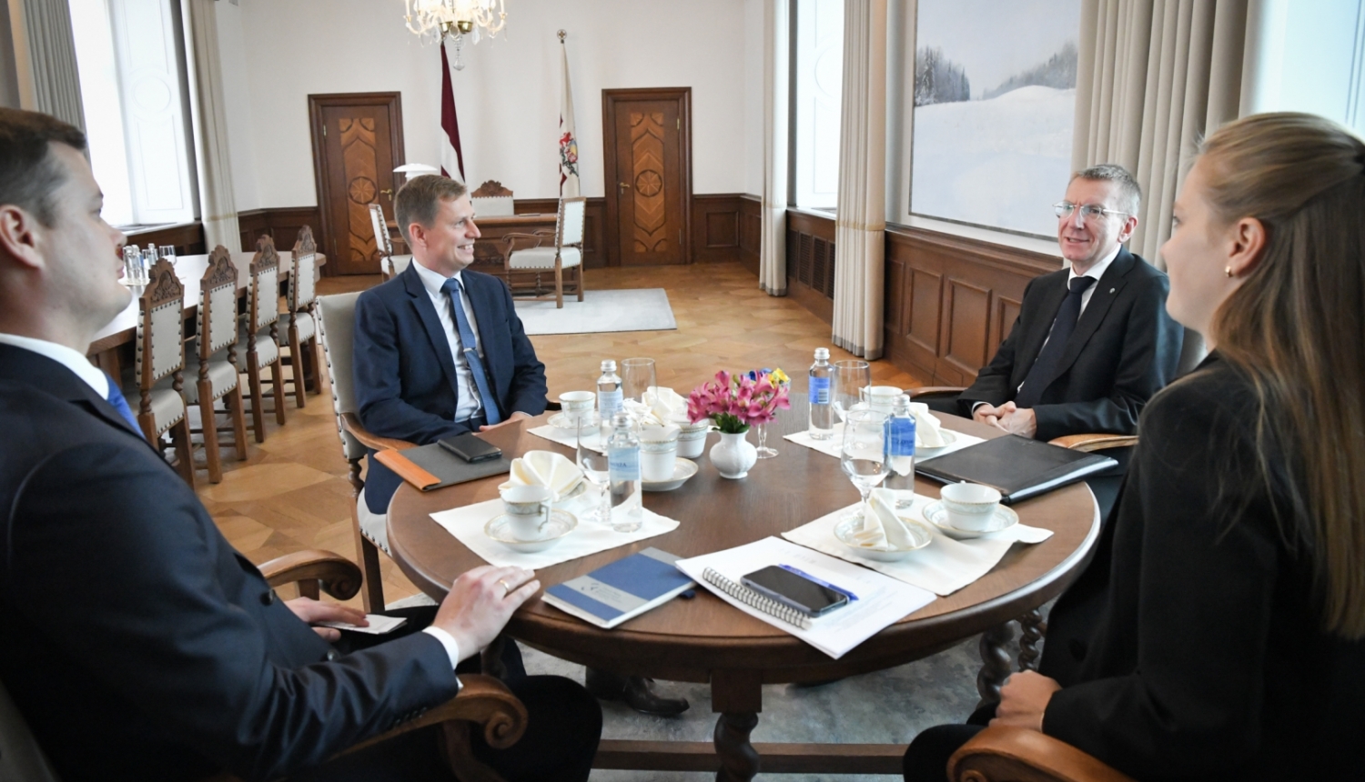 Sarunas dalībnieki ar galdu Valsts prezidenta kabinetā