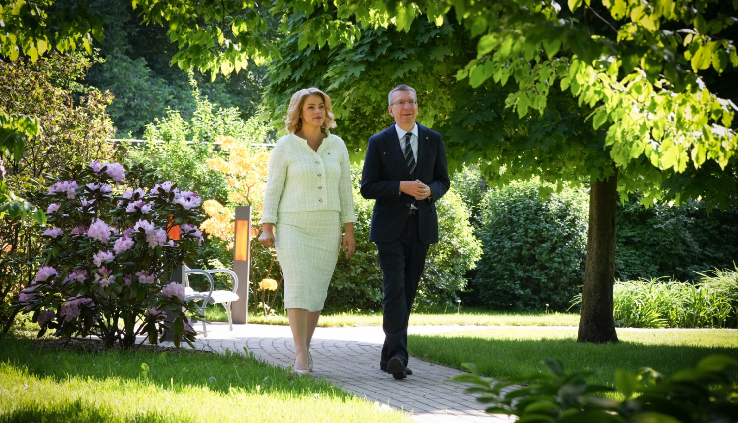 22.05.2024. Valsts prezidenta Edgara Rinkēviča un Ministru prezidentes Evikas Siliņas tikšanās, pastaiga pa Rīgas pils dārzu
