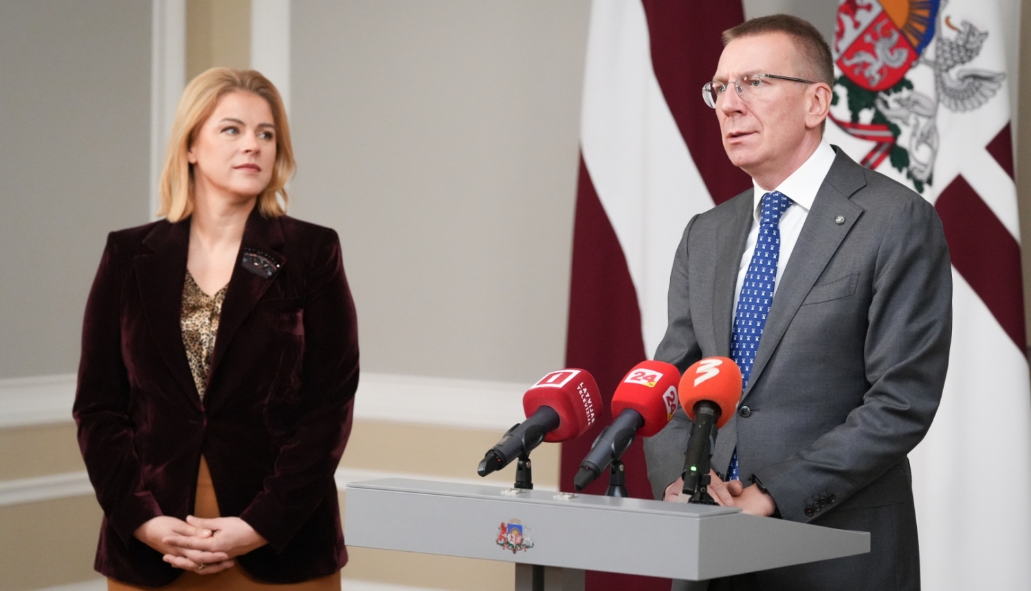06.11.2024. Valsts prezidents Edgars Rinkēvičs pie pults sniedz komentāru medijiem preses konferencē pēc tikšanās ar Ministru prezidenti Eviku Siliņu (pa kreisi). 