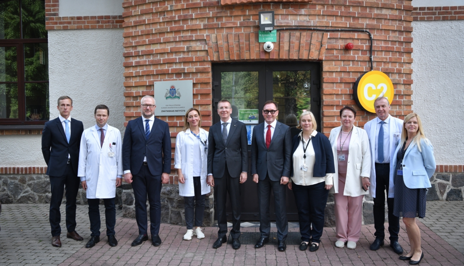 kopbilde ar slimnīcas pārstāvjiem