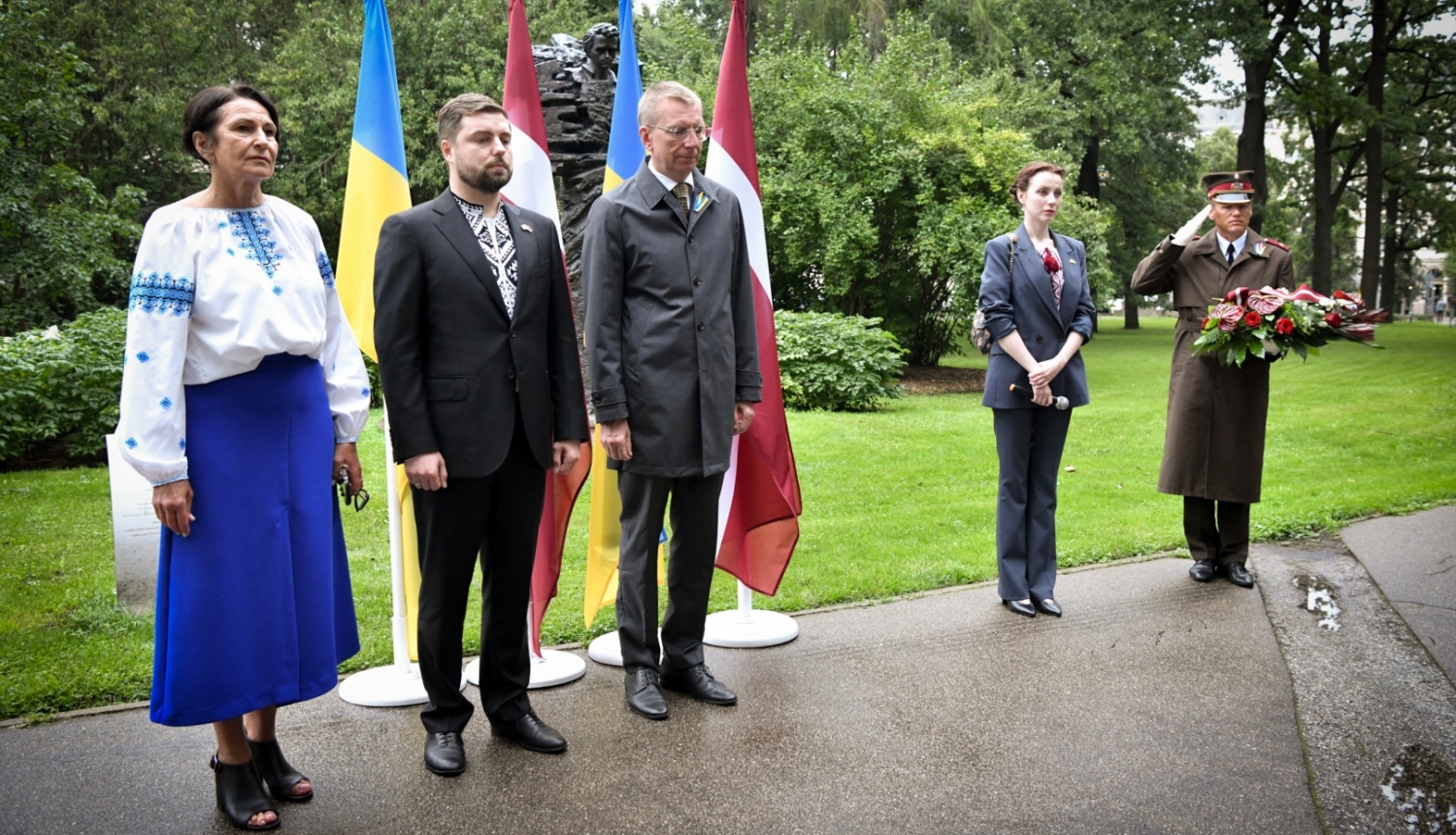 Oksana Sichko, Anatolijs Kucevols, Edgars Rinkēvičs stāv pie Ukrainas un Latvijas karogiem