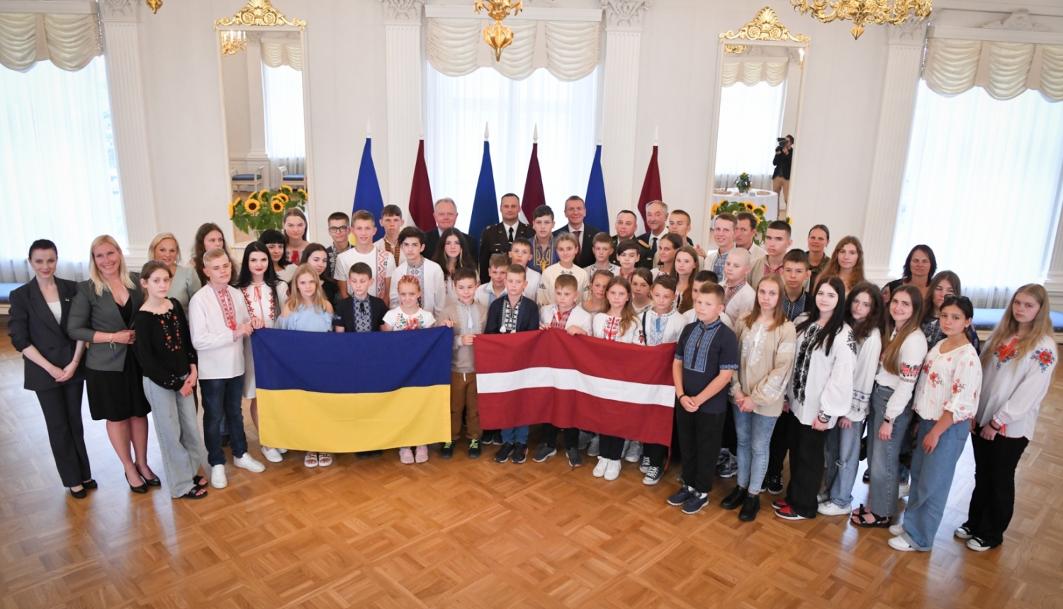 02.08.2023. 02.08.2023. Valsts prezidents Edgars Rinkēvičs tiekas ar Ukrainas karavīru bērniem, kuri piedalās Valsts aizsardzības un patriotisma fonda “Namejs” rīkotajā vasaras nometnē Latvijā.