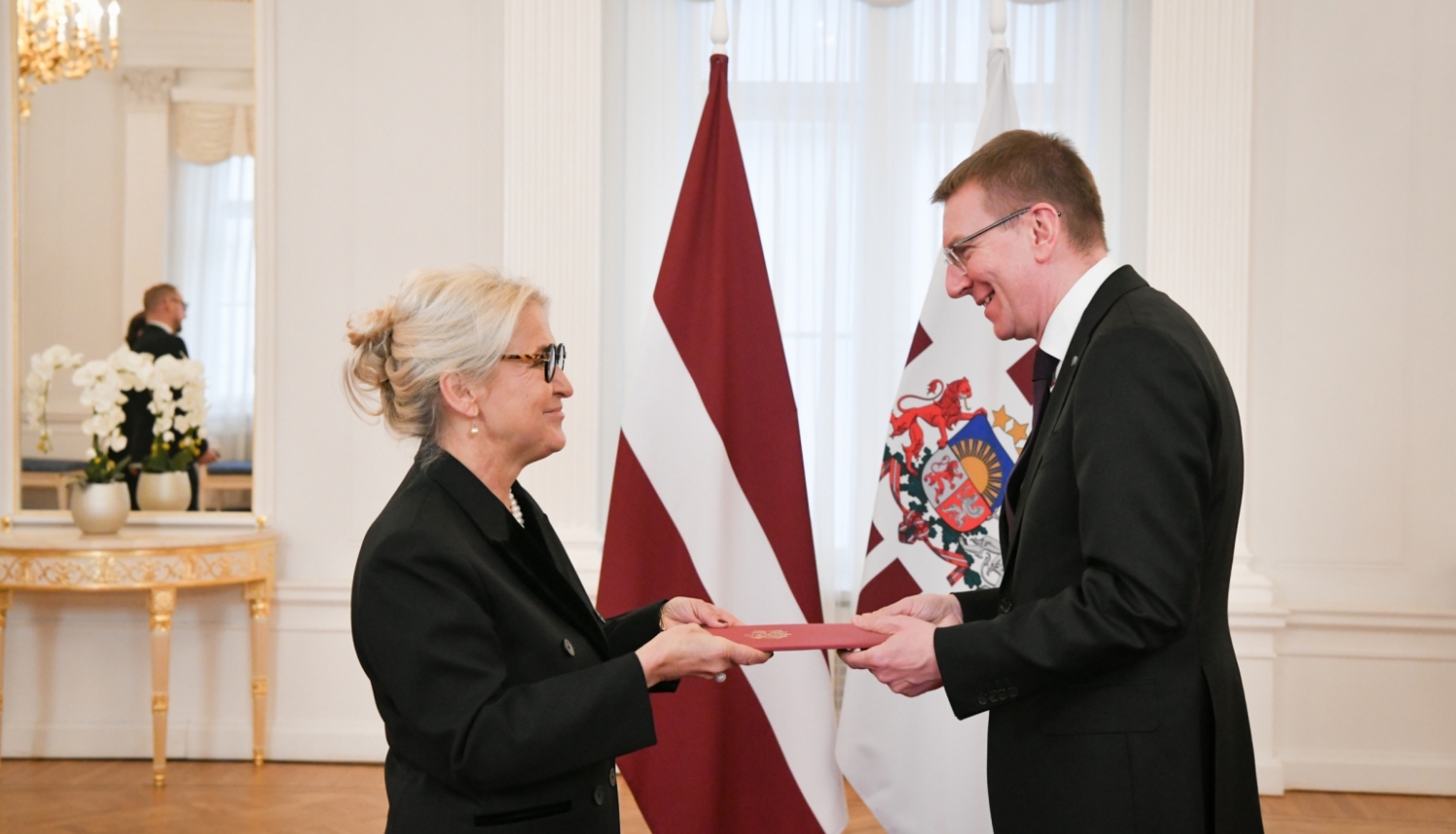 26.02.2024. Valsts prezidents Edgars Rinkēvičs pasniedz akreditācijas vēstuli Latvijas Republikas ārkārtējai un pilnvarotajai vēstniecei Itālijā Elitai Gavelei