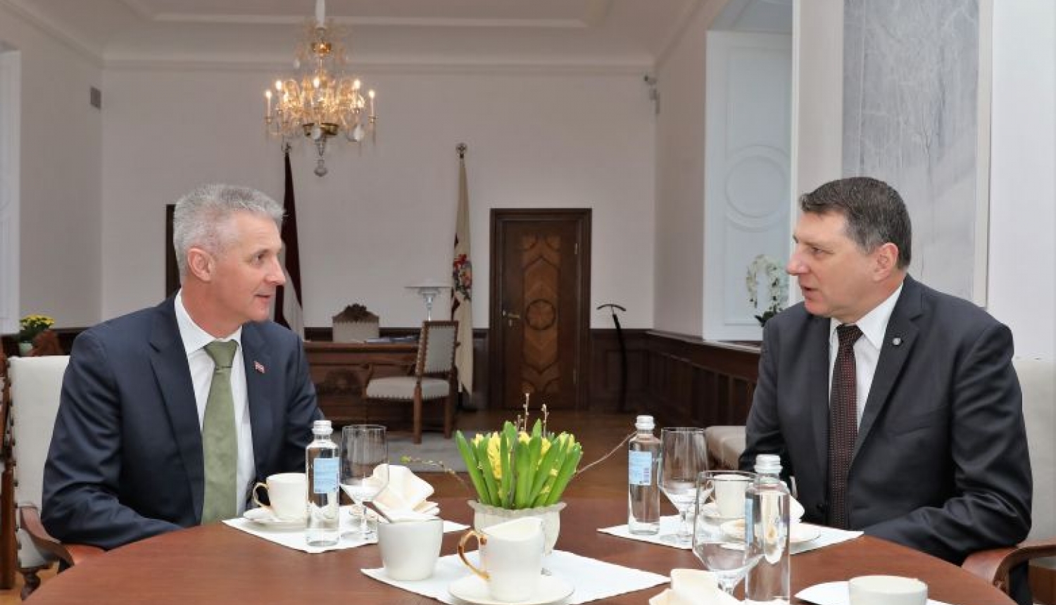 Valsts prezidents Raimonds Vējonis tiekas ar aizsardzības ministru Arti Pabriku