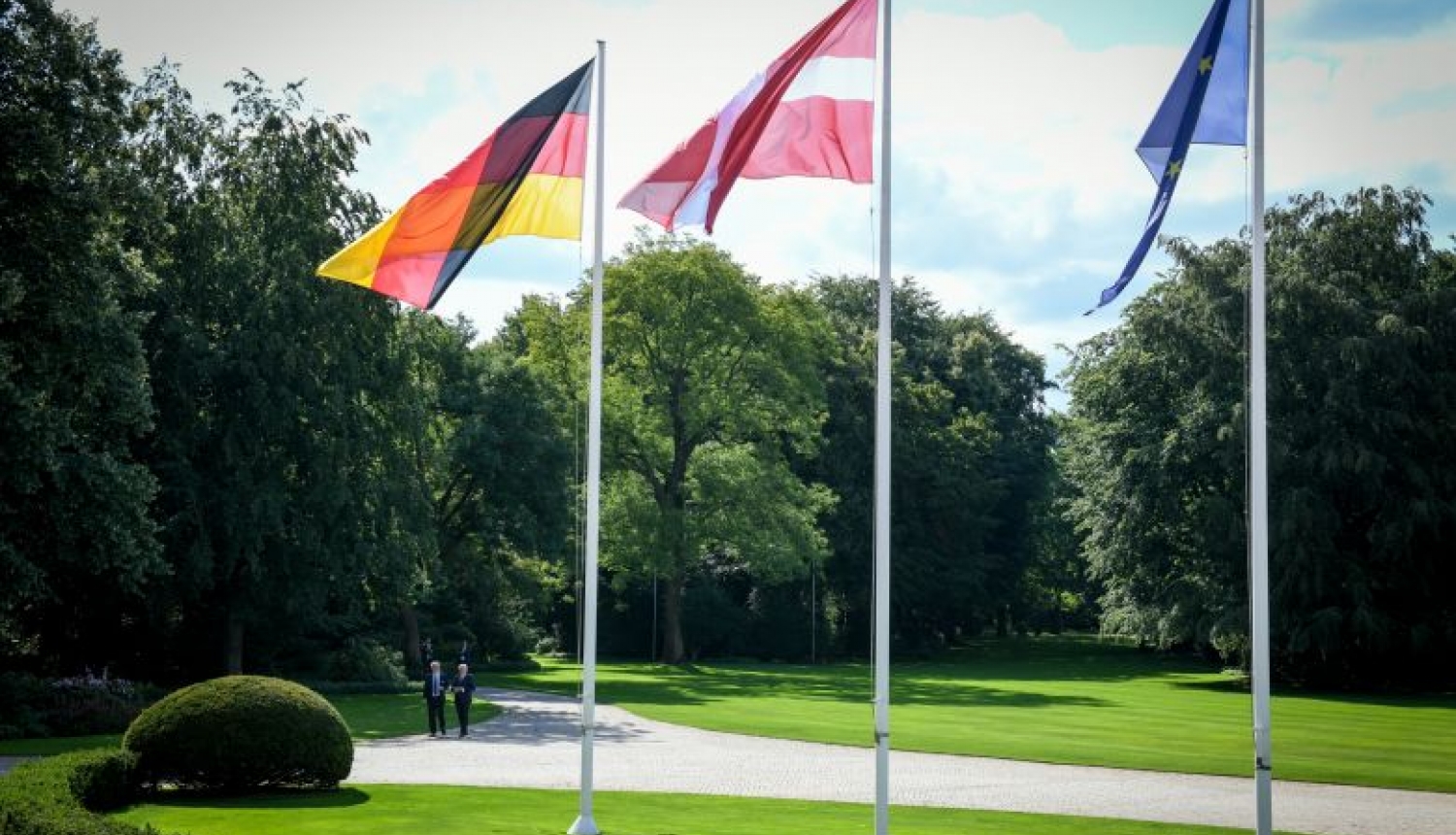 Vācijas, Latvijas un Eiropas Savienības karogi