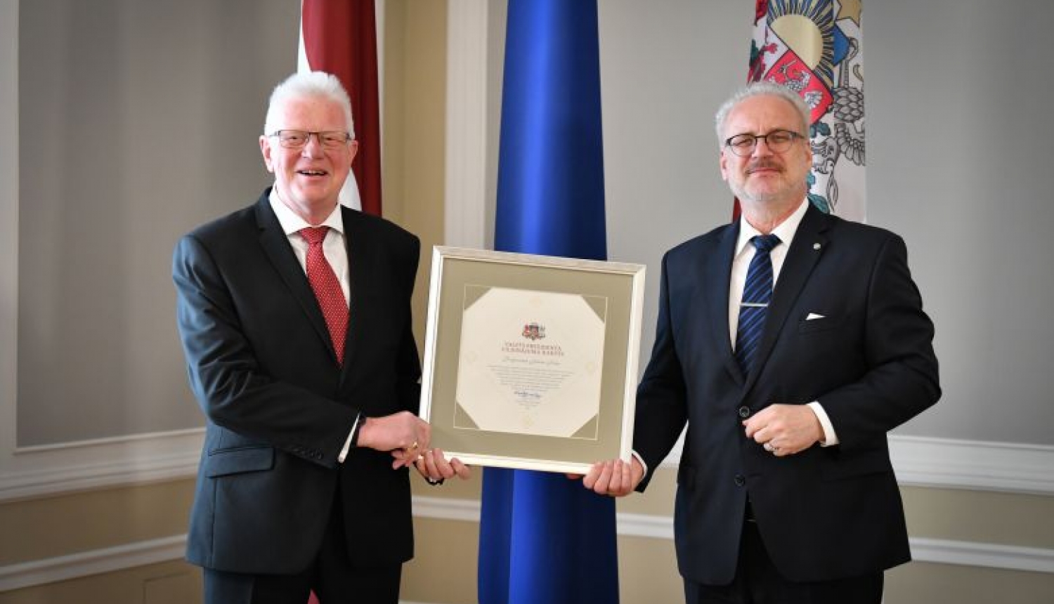 Valsts prezidents pasniedz Cildinājuma rakstu Ventspils Augstskolas profesoram Jānim Sīlim Valsts prezidents pasniedz Cildinājuma rakstu Ventspils Augstskolas profesoram Jānim Sīlim