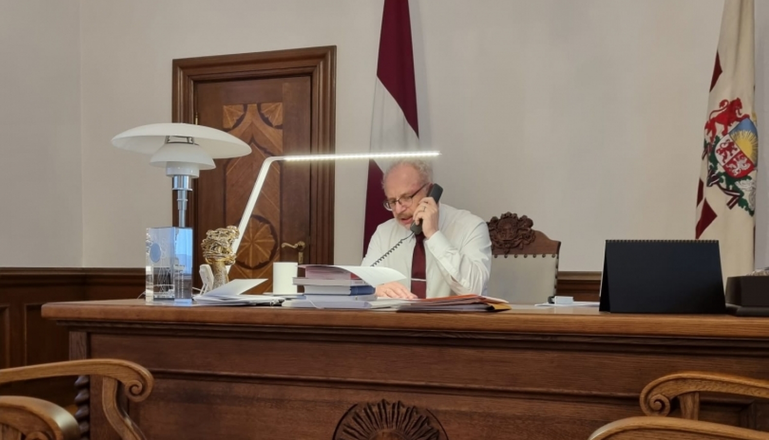 Egils Levits runā pa telefonu pie sava darba galda