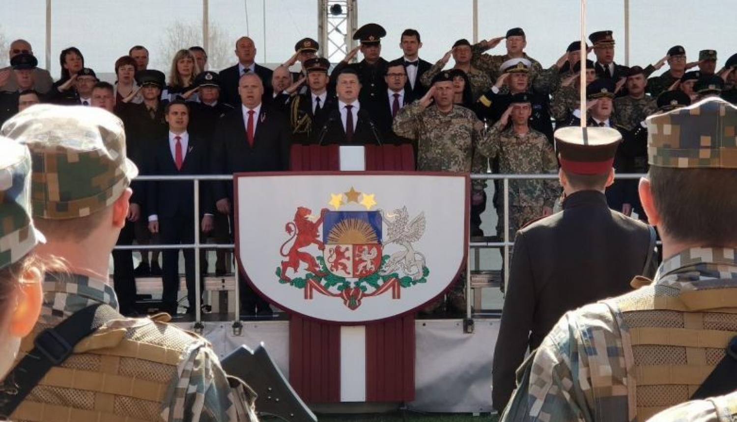 Valsts prezidenta Raimonda Vējoņa uzruna militārajā parādē Madonā par godu Latvijas Republikas Neatkarības atjaunošanas gadadienai