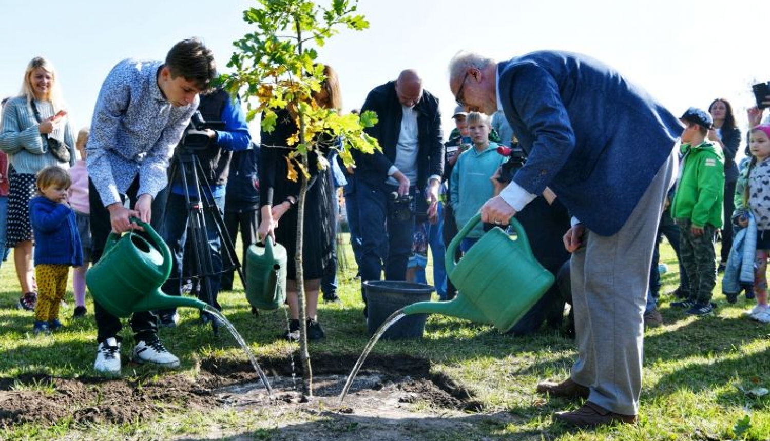 Valsts prezidents atklāj pirmo Laimes koku parku pasaulē